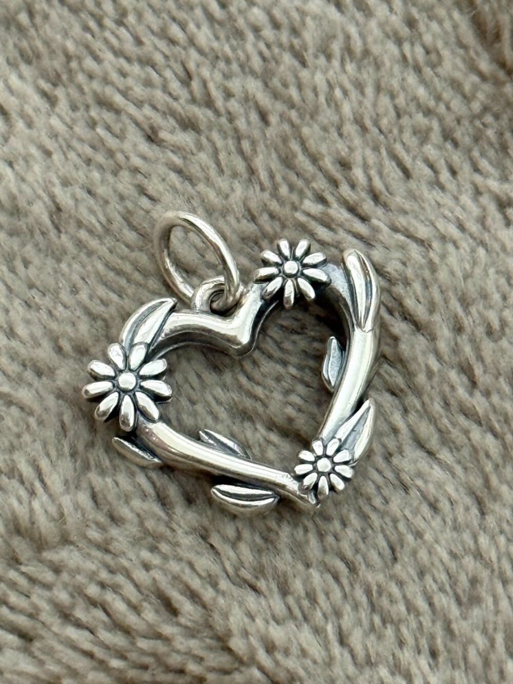 925 Sterling Silver Flowering Vines Heart Charm